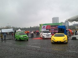 Demi Mobil Listrik, Menristek Rela Hujan-hujanan