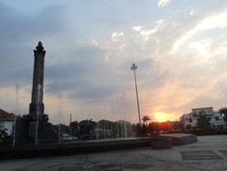 Bertemu Sunset Cantik di Tugu Muda, Semarang