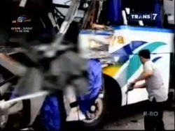 Bus Hantam Truk Trailer, 3 Tewas