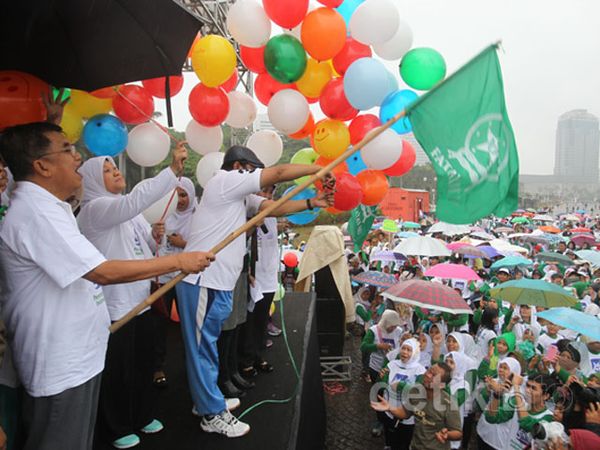Perempuan Fatayat NU Jalan Sehat Peringati Hari Ibu