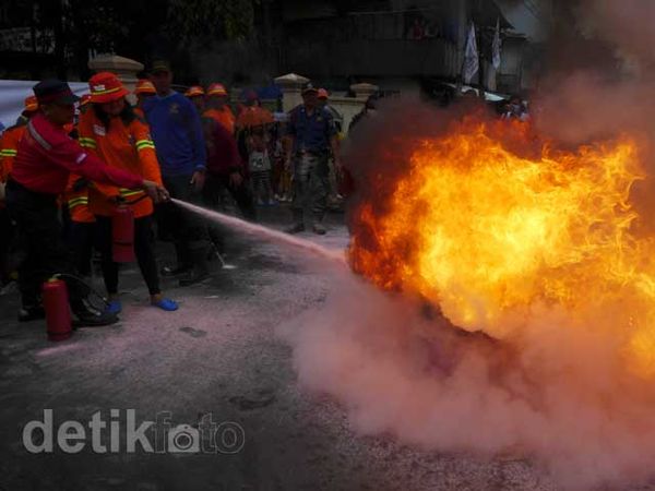 Warga Pekojan Berlatih Memadamkan Kebakaran 