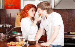 Foreplay Memakai Makanan Ternyata Lebih Menggairahkan