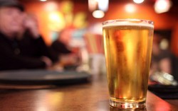 Gara-gara Pengunjung Kembalikan Gelas, Bar Ini Didenda Rp 130 Juta!