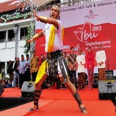 Peringatan Hari Ibu di Surabaya Dimeriahkan Joged Caisar