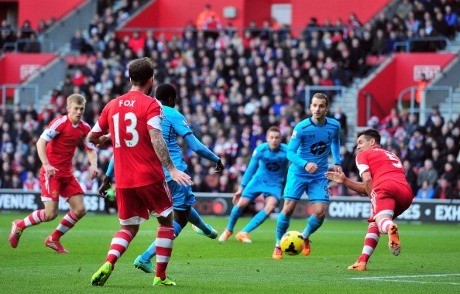 Adebayor Dua Gol, Spurs Atasi Southampton 3-2