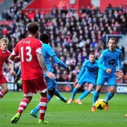 Adebayor Dua Gol, Spurs Atasi Southampton 3-2