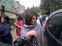 Berselendang LV, Putri Atut Bawa Makanan untuk Sang Ibu