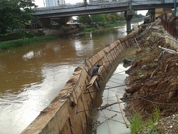 Duh! Nyaris Jebol, Tanggul Latuharhary Miring Hingga 30 Derajat