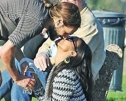 Zoe Saldana dan Marco Perego Pamer Kemesraan di Lapangan Bola