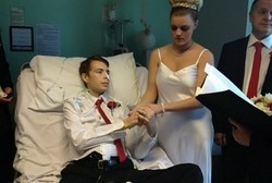 Mengharukan, Pasien Kanker Ini Menikah dan Ucap Janji Setia di Ranjang RS