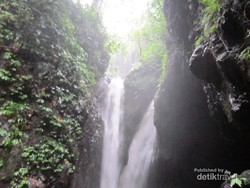 Sejuk Menggigit di Air Terjun Kembar Gitgit