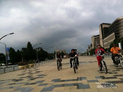 Hujan-hujanan Gowes Sepeda di Malaysia