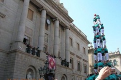Menegangkan, Ada Menara Manusia di Barcelona