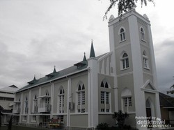 Natal Sambil Mengagumi Gedung Keuskupan Padang