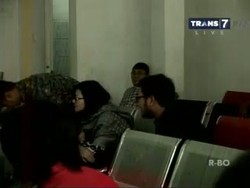 Putri Atut Jenguk Pakai LV