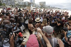 Dukung Pantai Nudis, Para Wanita Brazil Unjuk Rasa Telanjang Dada