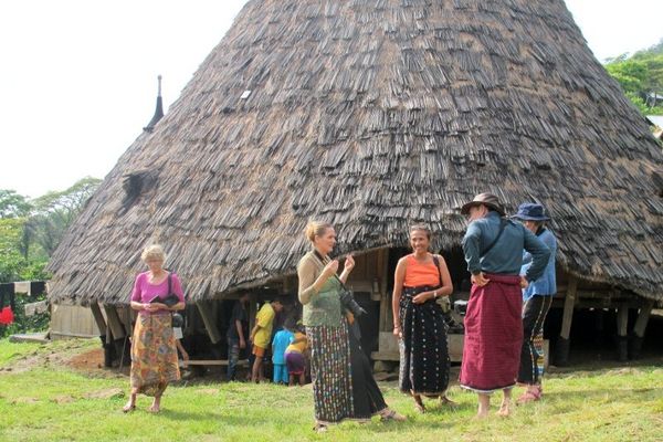 Cantiknya Bule Berkebaya di Wae Rebo