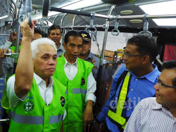Jokowi-Hatta Naik TransJakarta Bareng