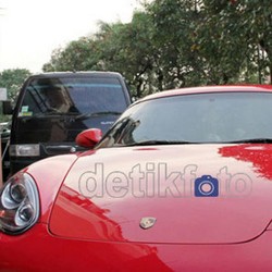 Alona Beli Porsche karena Tak Mampu Beli Ferrari
