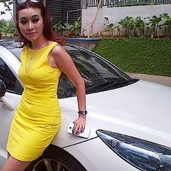 Sebelum Beli Peugeot RCZ, Baby Sexyola Berdoa di Hajar Aswad
