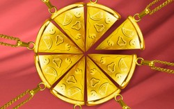 Beli Pizza, Dapat Kalung Emas Berliontin Bentuk Pizza!