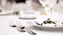 Pelayan Ini Temukan 12 Juta Rupiah di Atas Kursi Restoran