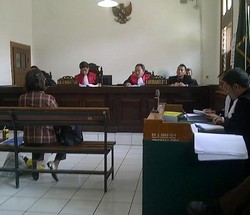 Kakak Sisca Yofie Menangis Saat Tunjukkan Kelom Kesayangan Adiknya