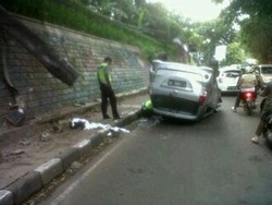 Tabrak Tiang Reklame, Avanza Terbalik di Baksil