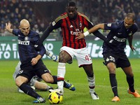 Mario Balotelli coba lewati hadangan Esteban Cambiasso dan Rolando. REUTERS/Alessandro Garofalo.