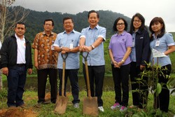 Dukung Rehabilitasi Hutan, BCA Tanam 2.400 Pohon di Gunung Mas, Puncak