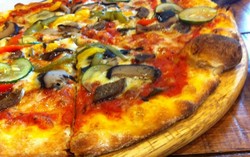 Classified: Renyah Gurih Pizza Vegetariano dari Kafe Bergaya Eropa