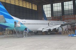 Pesawat Garuda yang Pintunya Ditabrak Truk Ditarik ke Hanggar