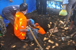 Polisi Olah TKP Pembongkaran Makam, Resi Akui Curi Tali Pocong dan Kafan