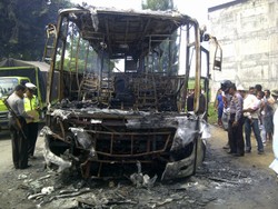 Bus Terbakar Setelah Tabrak Motor, 1 Orang Tewas