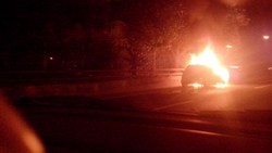 Yaris Terbakar Habis di Tol Jatinegara arah Cawang