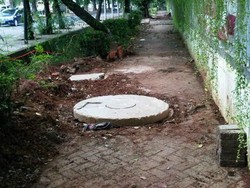 Penutup Sumur Resapan di Trotoar Cempaka Putih Ini Masih Belum Rapi