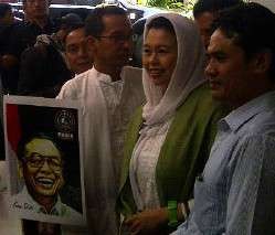 Dianggap Munafik, Caleg PKB Izin ke Yenny Pasang Foto Gus Dur