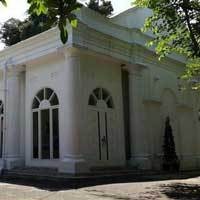 Kisah Dua Nisan Di Depan Bangunan Gereja Anglikan Seberang Tugu Tani