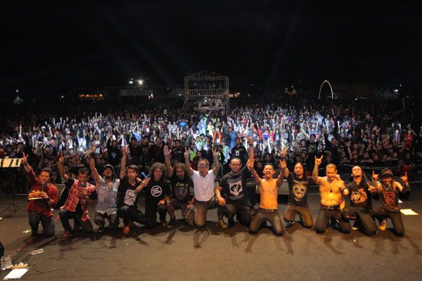 Foto: Konser Iwan Fals dan Burgerkill di Bandung