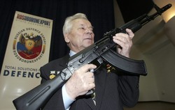 Perancang Senapan Serbu AK-47 Mikhail Kalashnikov Tutup Usia