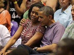 Digosipkan Pisah Ranjang, Obama dan Michelle Tampak Mesra Saat Liburan