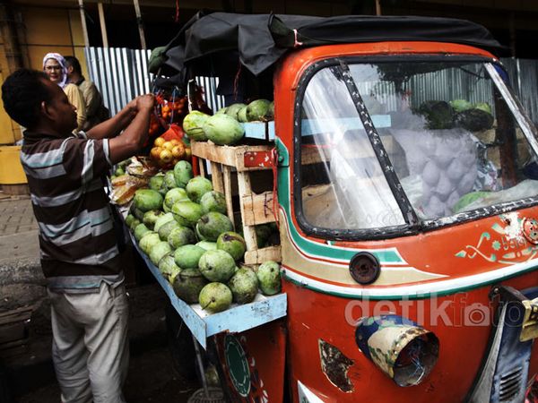 Bajaj Beralih Fungsi Jadi Kios Buah
