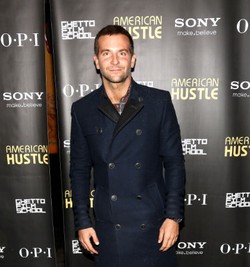 Foto: Tampannya Bradley Cooper di After Party Film American Hustle