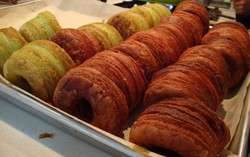 Sstt... Ini Rahasia Menggoreng Cronut Agar Cantik dan Tak Berminyak!