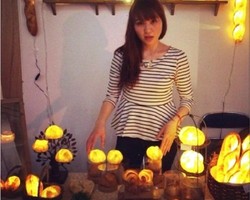 Seniman Wanita Ini Berhasil Membuat Roti yang Berpendar Seperti Lampu!