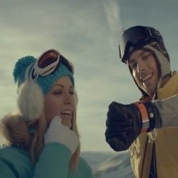 Gebet Pacar Pakai Galaxy Gear, Samsung Dicecar