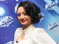 Pesona Siti Badriah Berbibir Merah