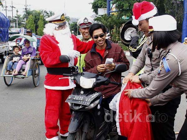 Sinterklas Bagi-bagi Permen dan Helm