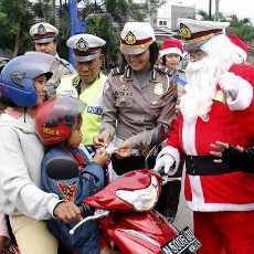 Sinterklas Bagi-bagi Permen dan Helm ke Pengguna Jalan