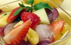 Menu Natal: Inspirasi Hidangan dengan Koktail Buah yang Manis Segar